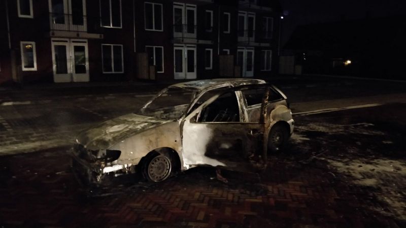 Politie bekogeld bij autobrand in Veen