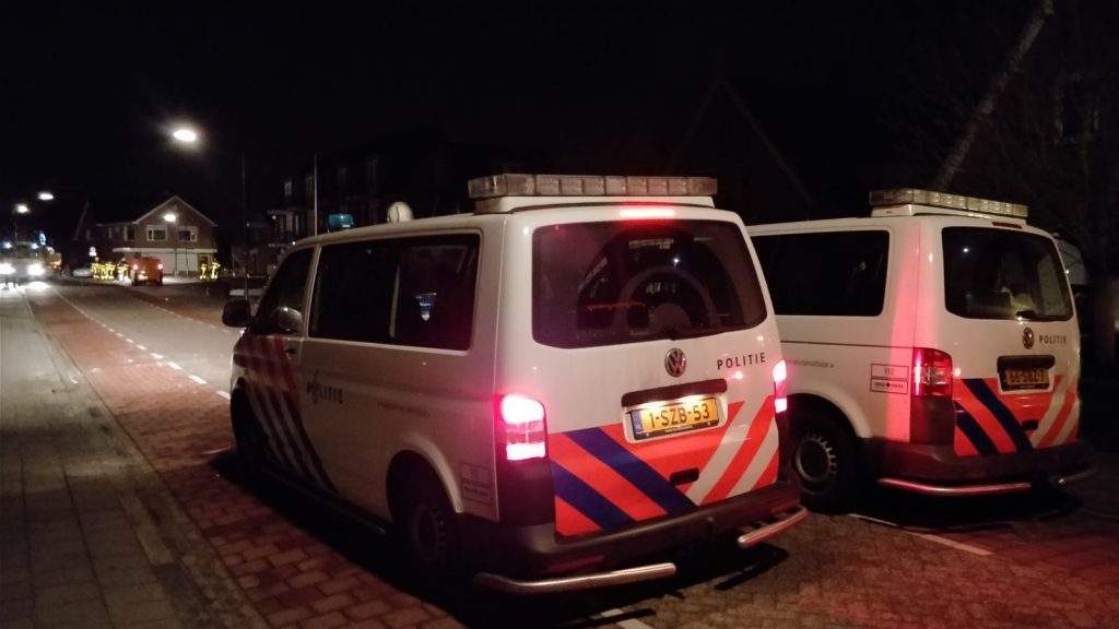 Politie bekogeld bij autobrand in Veen