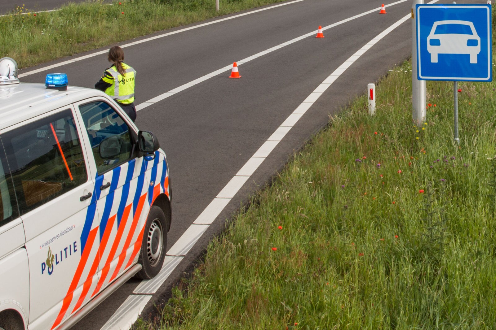 Ernstig verkeersongeval op A2: Zilvergrijze BMW gezocht na vermoedelijke verkeersruzie.