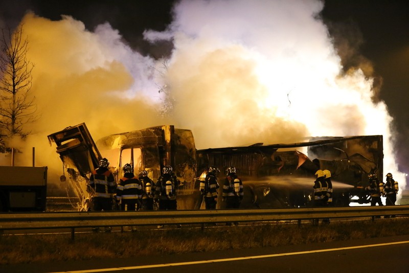Uitgebrande vrachtwagen op de A2