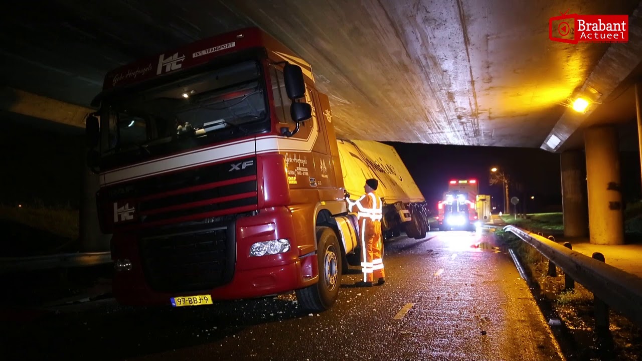 Vrachtwagen rijdt zich vast onder viaduct A27 bij Hank