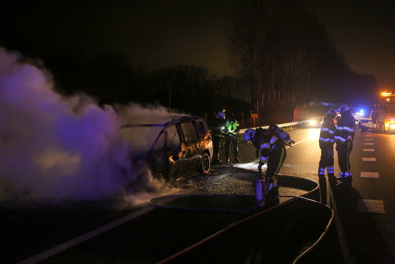 Auto uitgebrand op de A2 bij Liempde