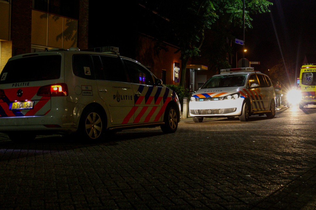 Politie met twee dienstauto's ter plaatsen
