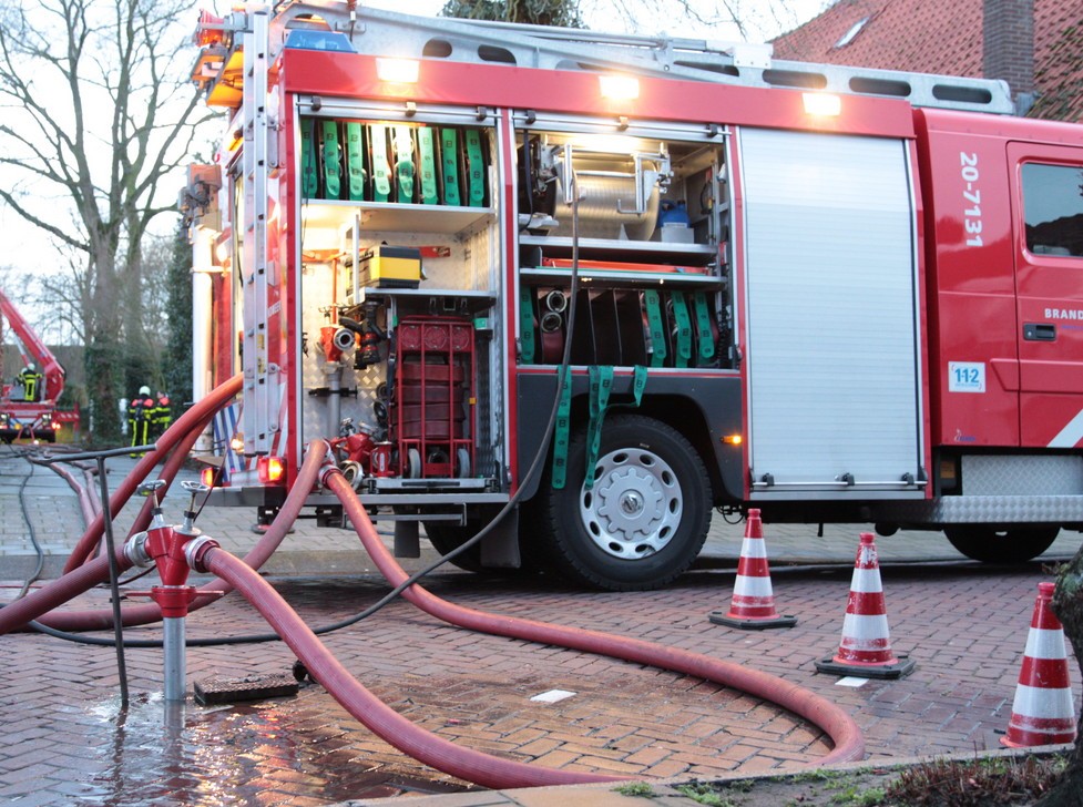 Brandweerwagen aangesloten op het waternet