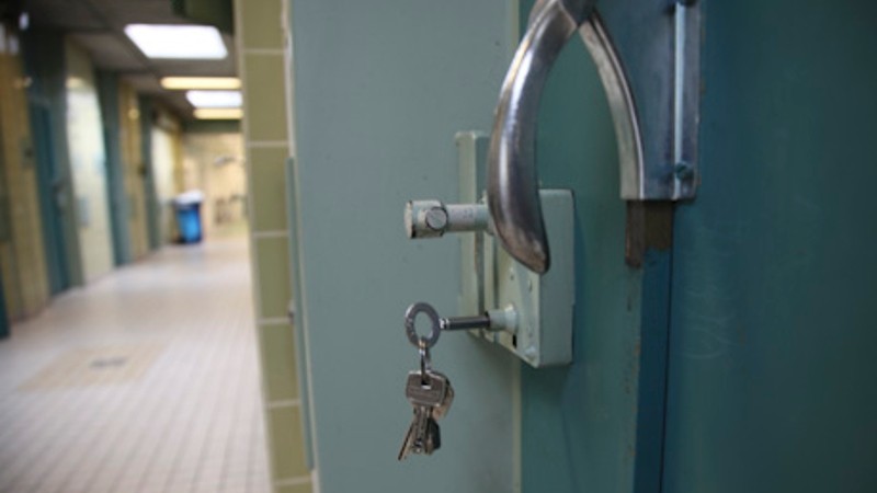 Ingesloten in cel op politiebureau / sleutel