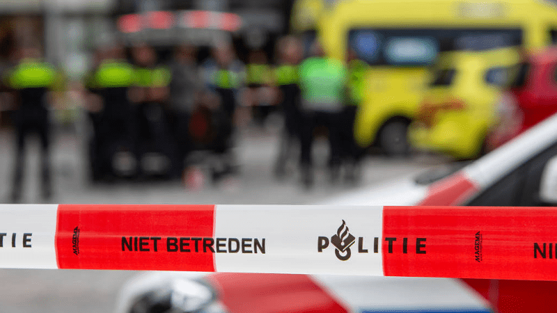 Motoragent overleden na aanrijding Rotterdam, vrachtwagenchauffeur gevlucht.