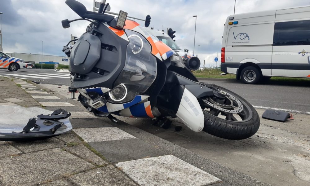 Motorrijder politie Rotterdam komt om het leven bij ongeluk, vrachtwagenchauffeur opgepakt.