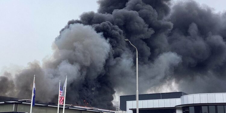 Flinke rookontwikkeling bij bedrijfsbrand Etten-Leur, NL-Alert verstuurd
