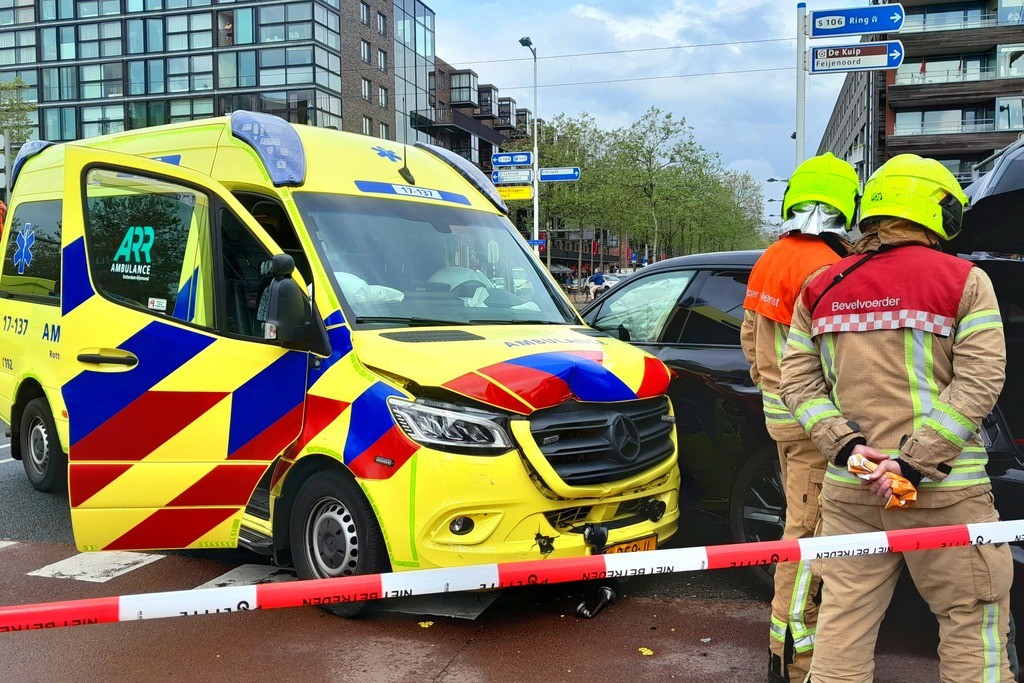 Ambulance met spoed betrokken bij flink ongeval in Rotterdam.