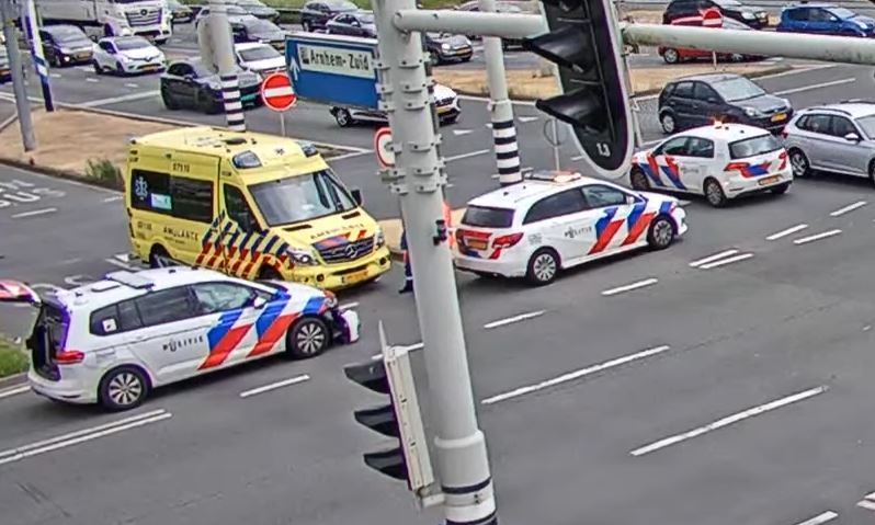 Politiehondenwagen betrokken bij botsing met lijnbus.