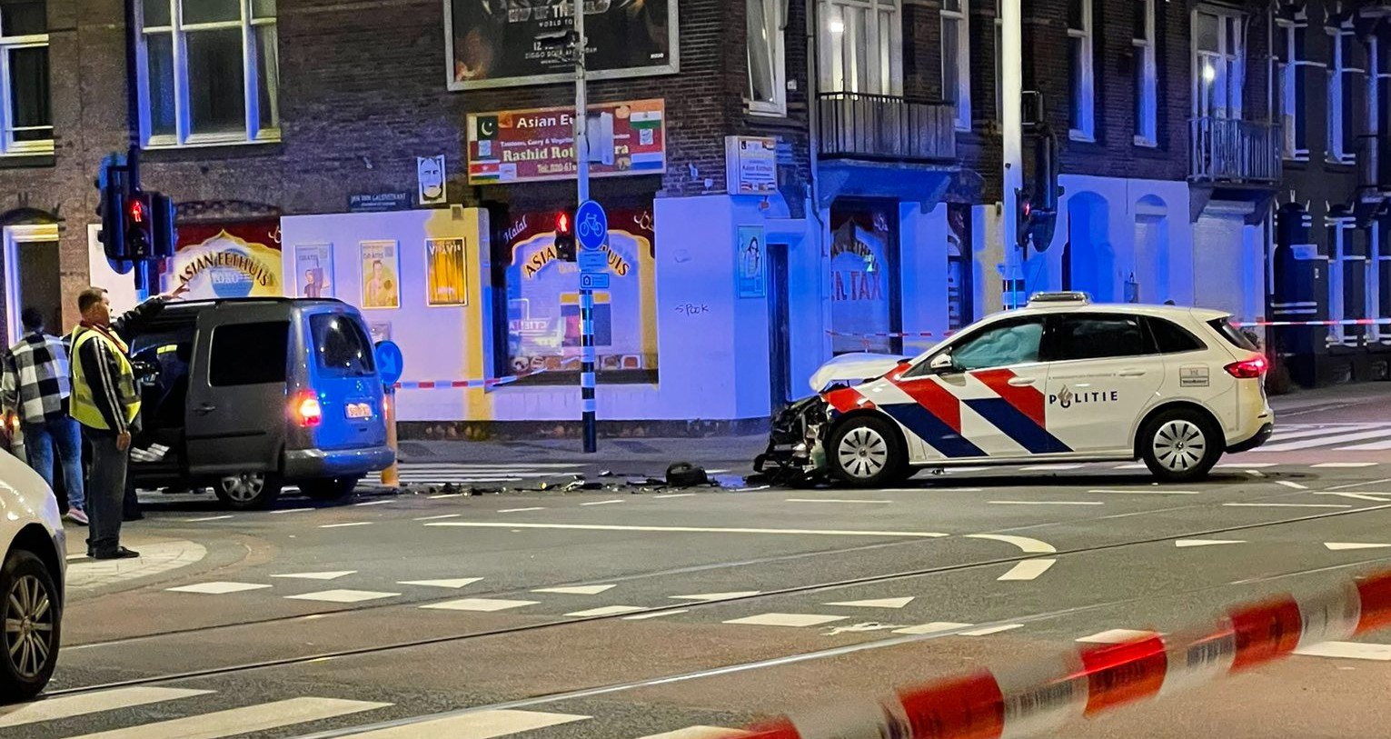 Ongeval met meerdere voertuigen, waaronder politiewagen in Amsterdam.
