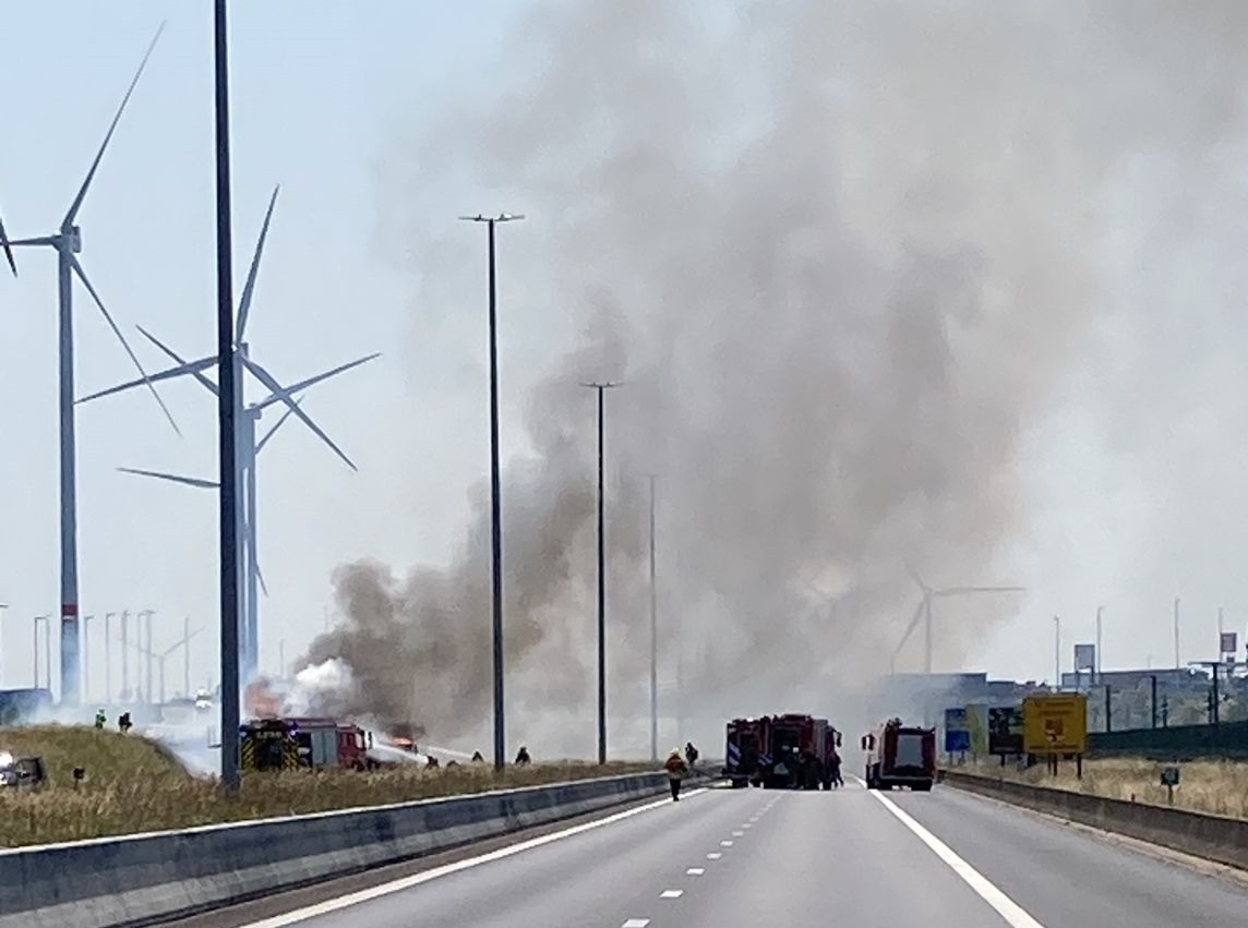 Grote brand na botsing tussen twee tankwagens op de A16: snelweg afgesloten.