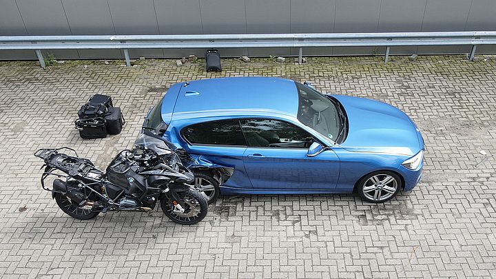 Bestuurder grijze BMW veroorzaakt ernstig ongeval.