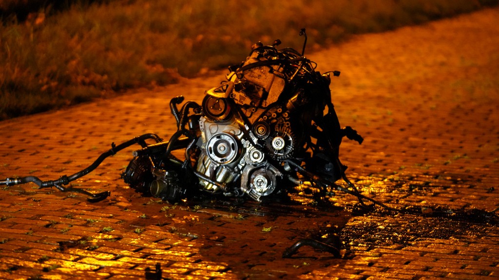 Foto’s: Auto verliest motor bij ongeval.