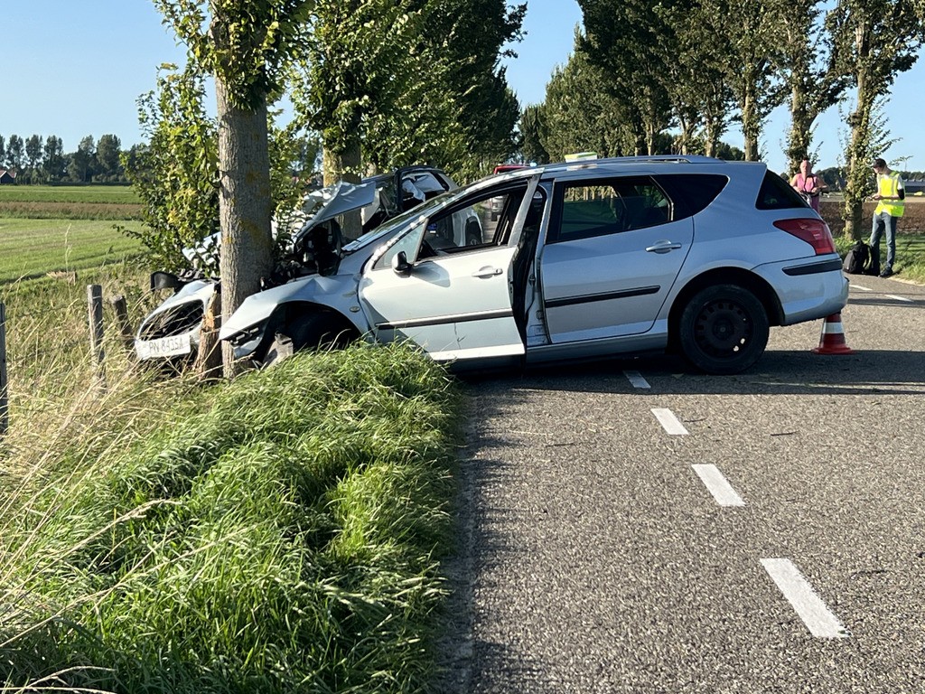 Ernstig ongeluk na inhaalactie: één bestuurder bekneld en aangehouden voor rijden onder invloed.