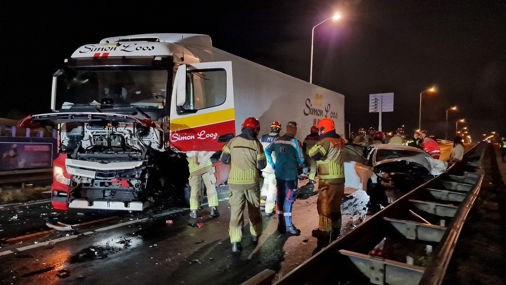 Foto’s: Vier gewonden na frontale aanrijding tussen vrachtwagen en auto.