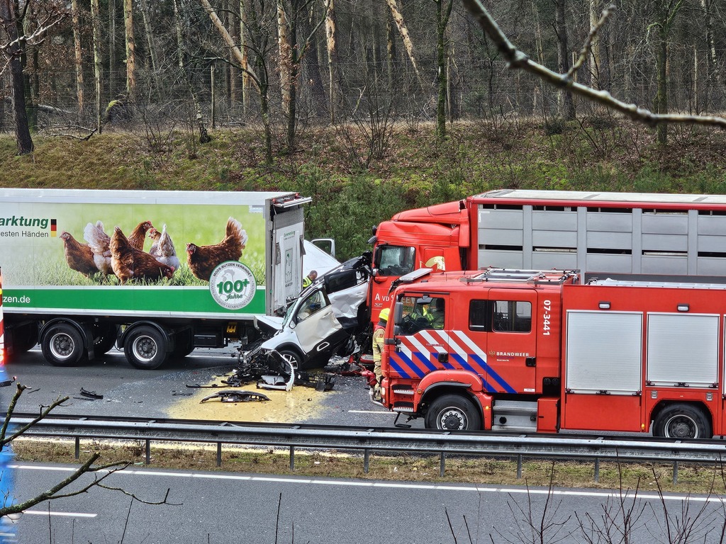 Foto’s: Dode en drie gewonden bij zeer ernstig ongeluk op A50.