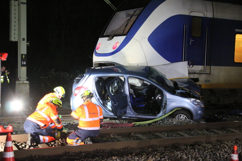 Zware aanrijding met auto en trein.