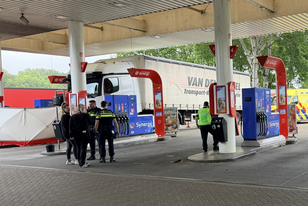 Vrouw aangereden door vrachtwagen bij tankstation.