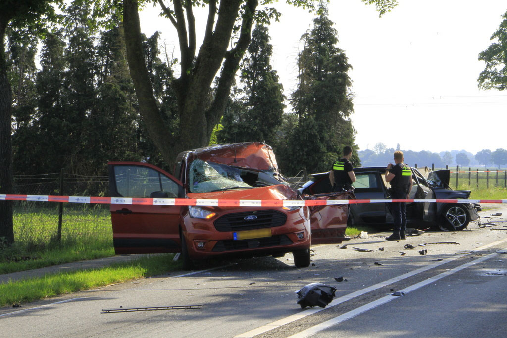 Dode en gewonde na frontale aanrijding.