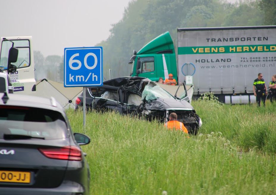 Automobilist overlijdt na botsing met vrachtwagen. Automobilist overlijdt na botsing met vrachtwagen.