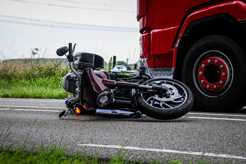 Motorrijder overleden na botsing met vrachtwagen, chauffeur aangehouden.
