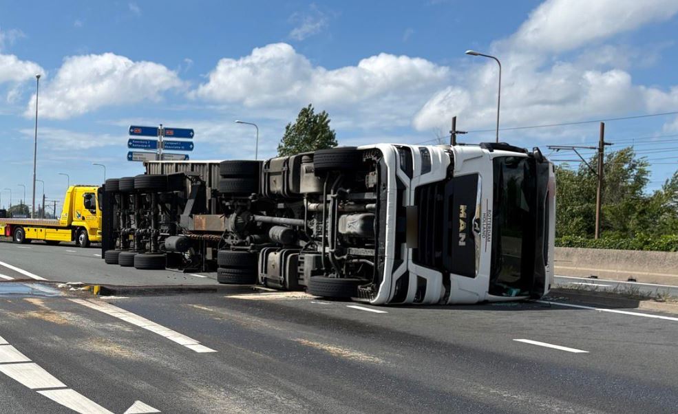 Auto geplet onder container na ongeval met vrachtwagen op A15.