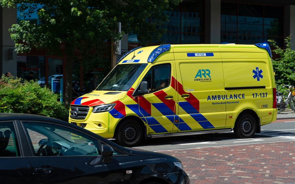 Motorrijder overlijdt na zware botsing met auto.