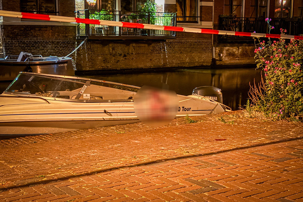 Hulpdiensten ter plaatse bij bootongeval in Leiden