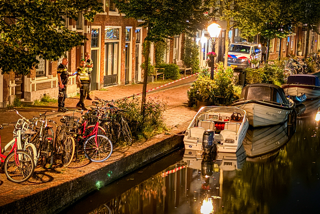 Politieonderzoek op de plaats delict aan de Koppenhinksteeg