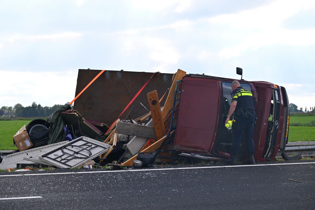 Ernstig ongeval op de N31 nabij Leeuwarden met een gekantelde bestelwagen