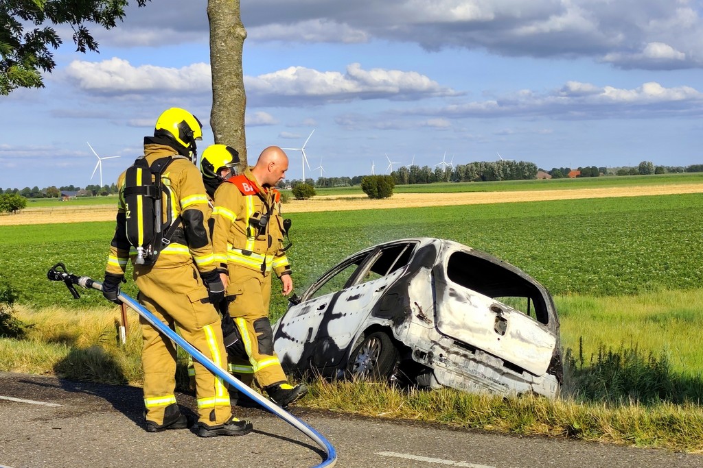 Auto vat vlam na botsing tegen boom