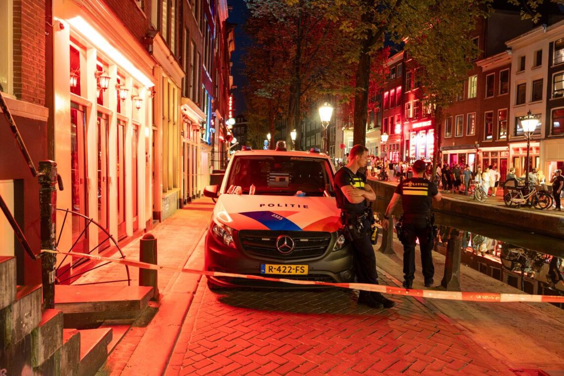 Politievoertuigen op De Wallen