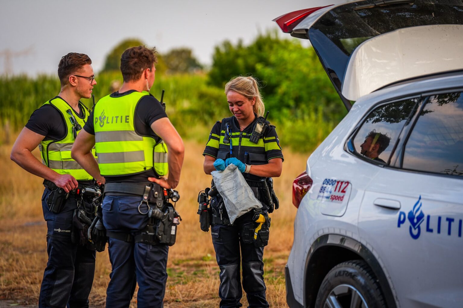 Buurtonderzoek en sporenzoektocht door de politie