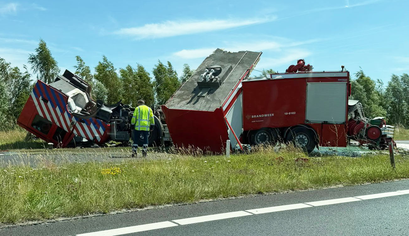 Gewonde na ongeluk met brandweerwagen. Gewonde na ongeluk met brandweerwagen.