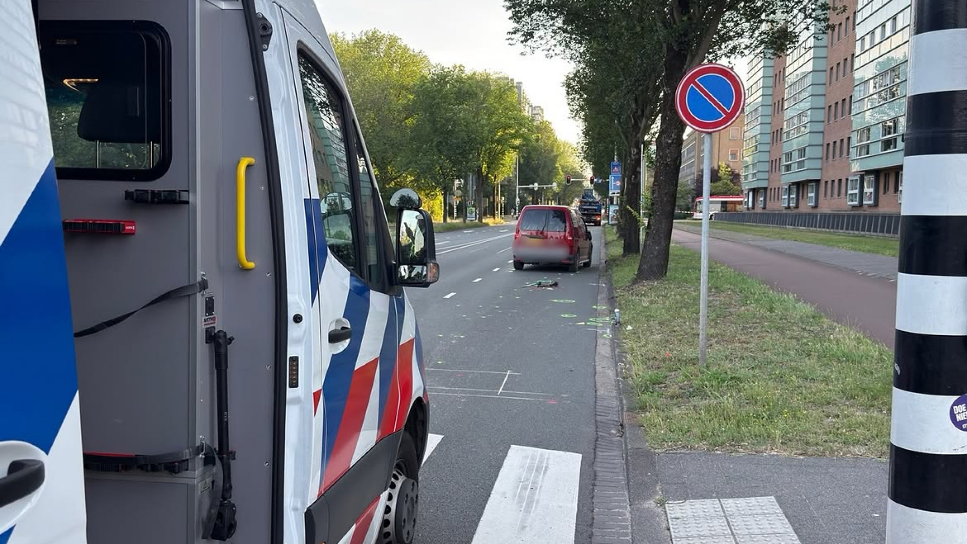 Jongen met step overleden na aanrijding.