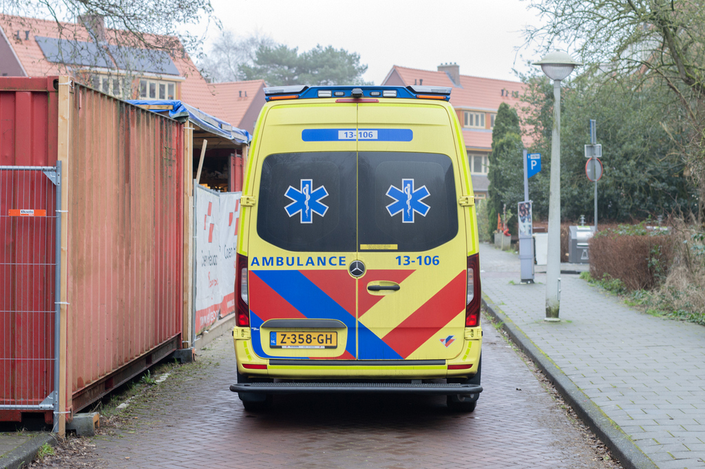 Ambulance bij een Nederlandse zorginstelling