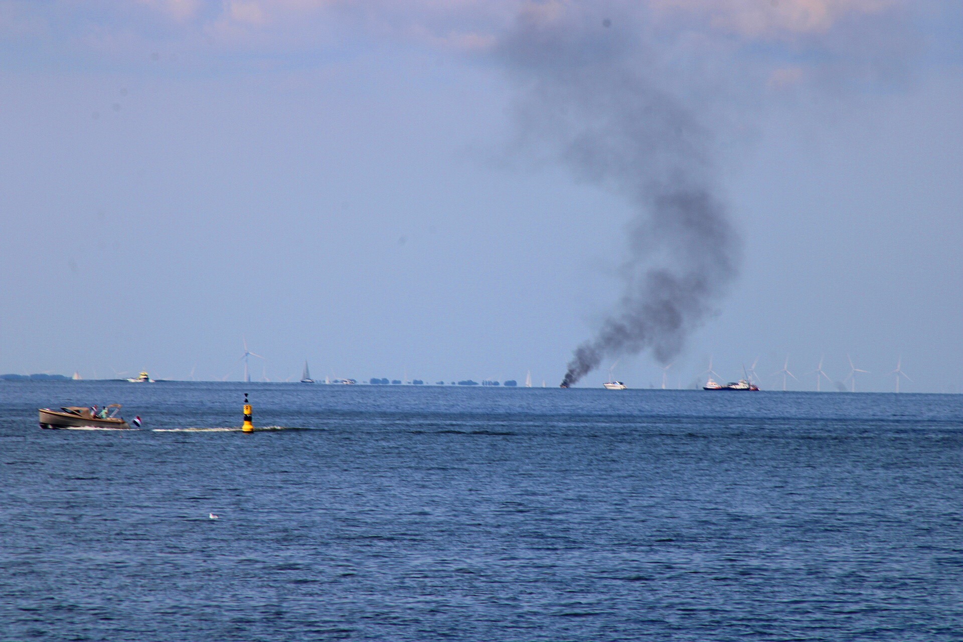 Zeilboot zinkt na explosie bij Urk