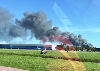 Zeer grote brand in loods Aalsmeer: enorme zwarte rookwolken